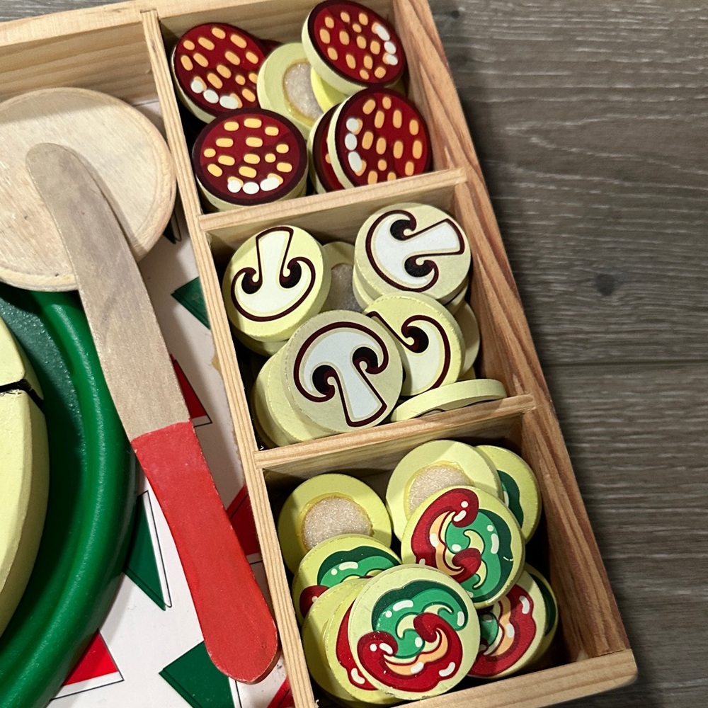 Melissa & Doug Colorful Pizza Set with Red and Green - Picture 4 of 4